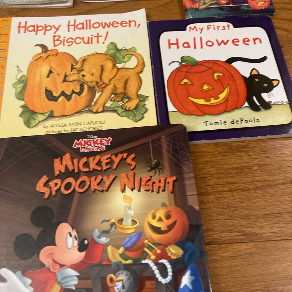 Halloween Children’s  Book Bundle like new or new 7 books total - Picture 4 of 5